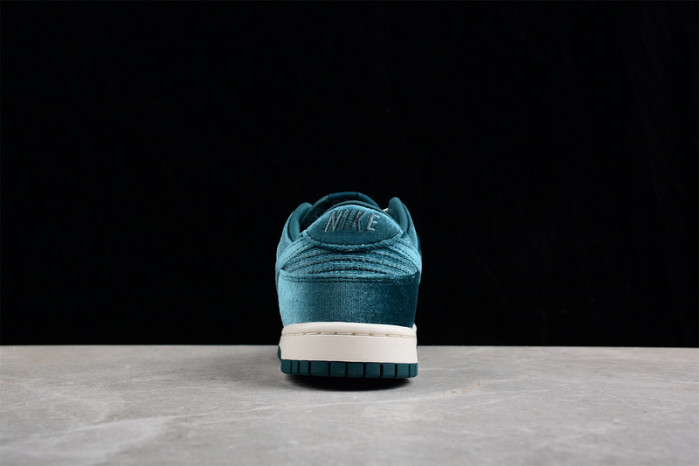 Nike Dunk Low "Green Velvet"  DZ5224-300