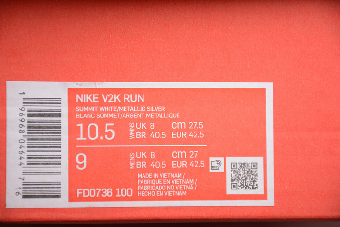 NK V2K Runtekk " Summit White Metallic Silver " FD0736-100