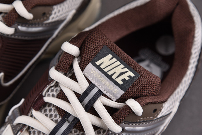 NIKE Zoom Vomero 5 