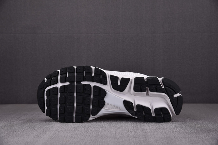 NK Air Zoom Vomero 5 FN3446-111