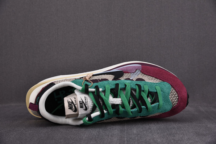 SACAI X NIKE VAPORWAFFLE "STRING/BLACK VILLAIN-RED" DD3035-200